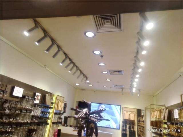 Iluminação em trilho — loja de joias