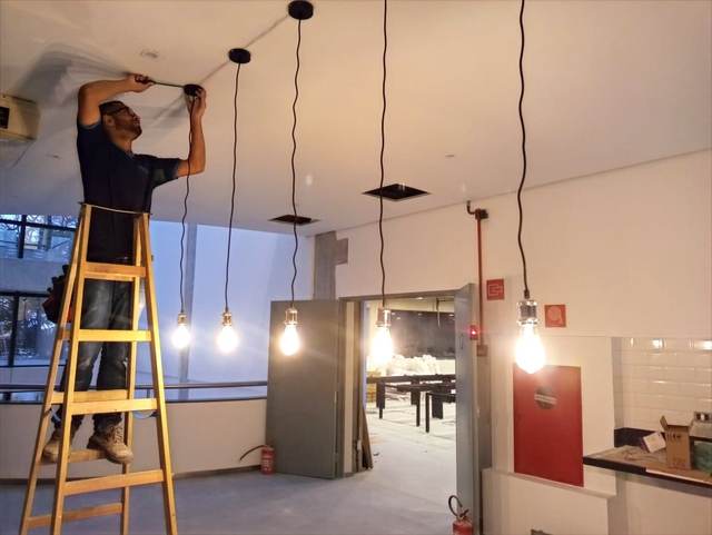 Instalação de iluminação pendente