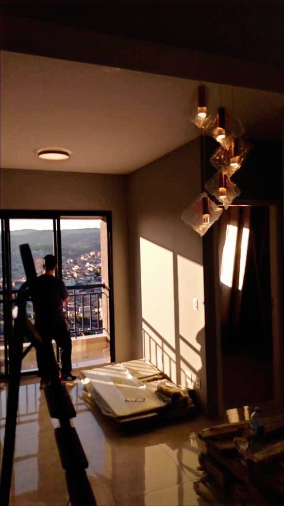 Instalação de lustre com vista panorâmica