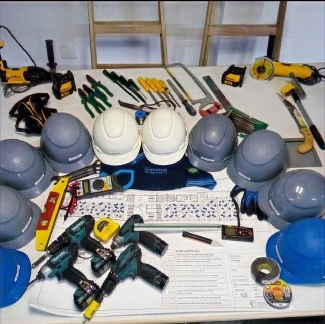 Uniforme, capacetes e ferramentas da equipe Status